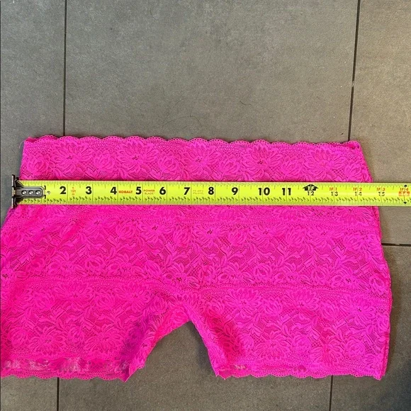 Poster Girl Ava Shorts in Harlot Pink - Picture 7 of 10